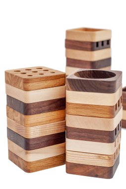 Beyaz arka planda üst üste ahşap el sanatları parçaları çeşitleri