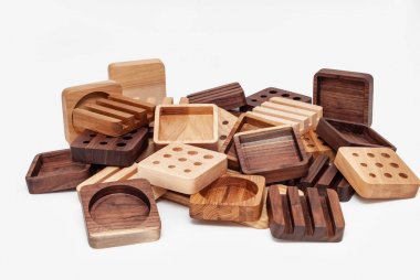 Beyaz arka plan üzerinde ahşap el sanatları parçaları çeşitleri