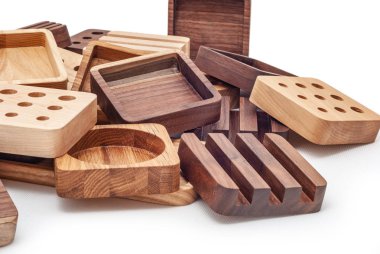 Beyaz arka plan üzerinde ahşap el sanatları parçaları çeşitleri