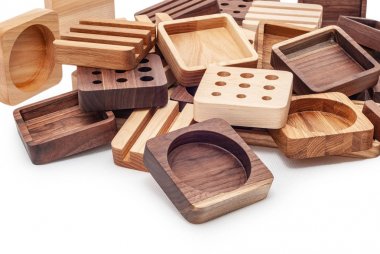 Beyaz arka plan üzerinde ahşap el sanatları parçaları çeşitleri