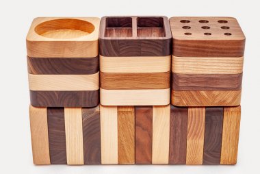 Beyaz arka planda üst üste ahşap el sanatları parçaları çeşitleri