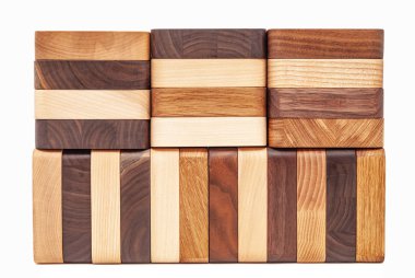 Beyaz arka planda üst üste ahşap el sanatları parçaları çeşitleri