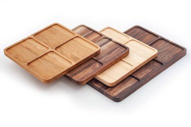 Beyaz arka planda arka arkaya şekilli ahşap tahtalar