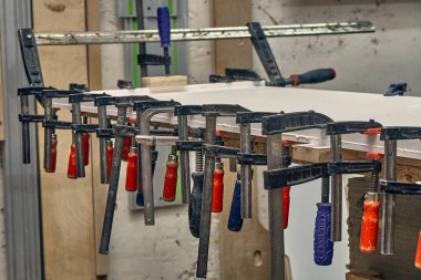 Akrilik taş yapıştırma ve bağlama masası üst. Ahşap mobilya üretimi. Mobilya imalatı. Close