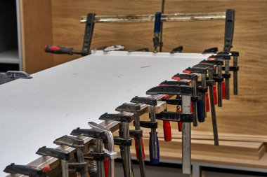 Akrilik taş yapıştırma ve bağlama masası üst. Ahşap mobilya üretimi. Mobilya imalatı. Close