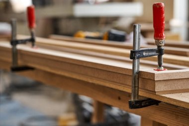 Yapıştırma ve bağlama taç kalıplama. Ahşap mobilya üretimi. Mobilya imalatı. Close