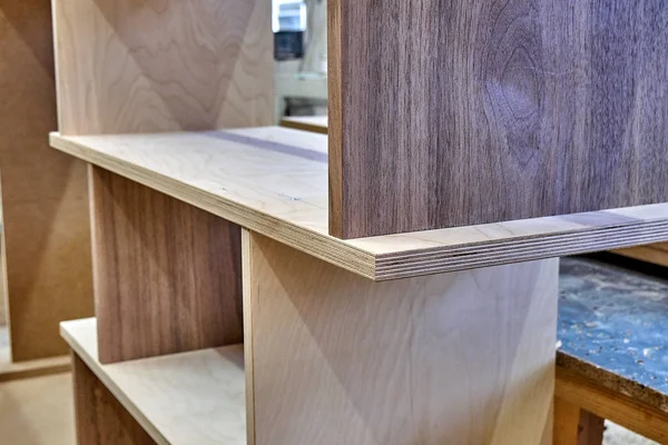 合板の本棚。木製家具の生産。家具の製造。クローズ アップ — ストック写真