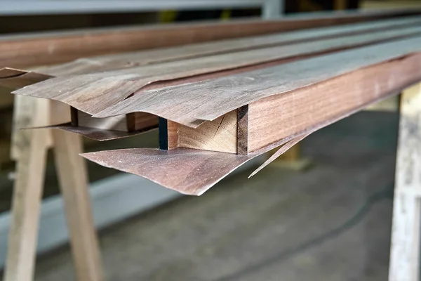 Processo de construção de corrimão de escada. Produção de móveis de madeira. Fabricação de móveis. Close-up — Fotografia de Stock