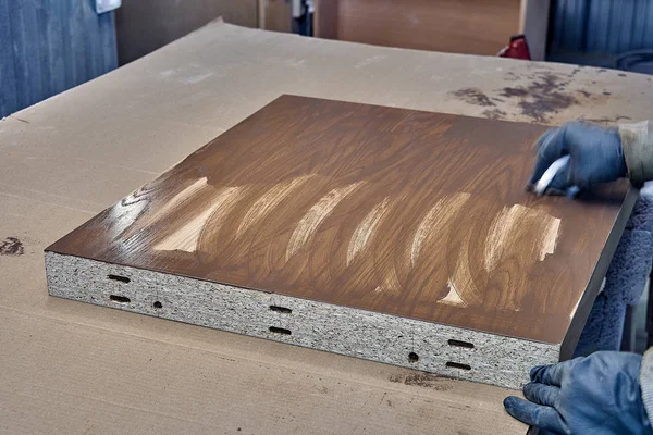 Verfärbung von Furnierplatten in der Malkammer. Herstellung von Holzmöbeln. Möbelherstellung. — Stockfoto