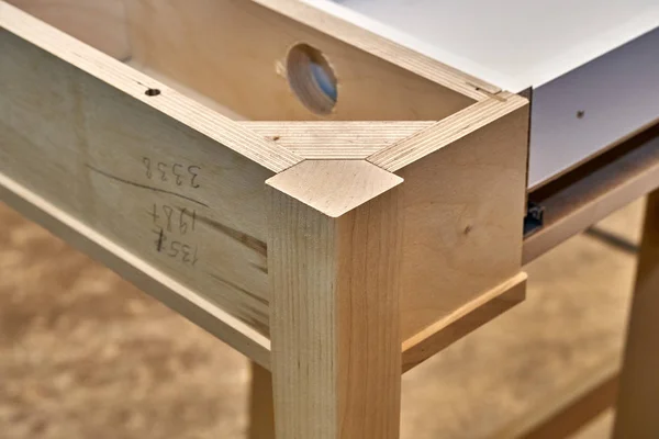 Schreibtischbildung. Herstellung von Holzmöbeln. Möbelherstellung. Nahaufnahme — Stockfoto