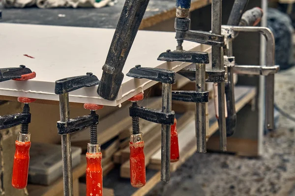 Limning och fast sättning bords skiva av akryl sten. Tillverkning av trä möbler. Möbel tillverkning. Närbild — Stockfoto