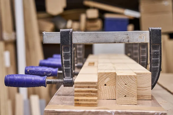 Limning och fast spänning av trä detaljer. Tillverkning av trä möbler. Möbel tillverkning. Närbild — Stockfoto
