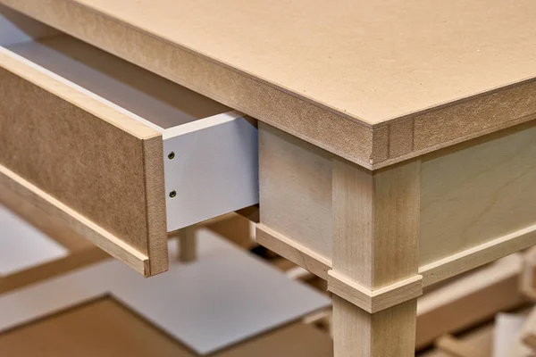Proces budowania biurka. Produkcja mebli drewnianych. Produkcja mebli. Zbliżenie — Zdjęcie stockowe