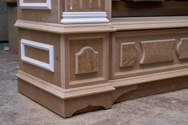 Pervaz ve ahşap oyma sermaye ile Mdf dolap karkas. Ahşap mobilya üretim süreci