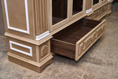 Pervaz ve ahşap oyma sermaye ile Mdf dolap karkas. Ahşap mobilya üretim süreci