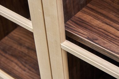 Ahşap dolap kapıları. Ahşap çerçeve. Klasik tasarımı olan ev kütüphanesi. Ahşap mobilya üretim süreci