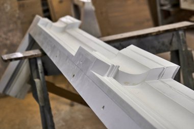 Klasik bir dolap taç kalıplama. Ahşap mobilya üretimi. Mobilya imalatı. Close