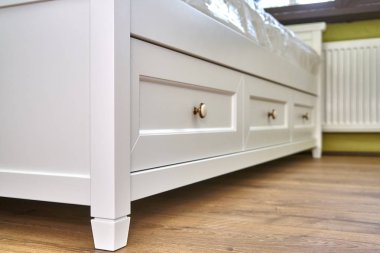 Çocuklar depoyla yatıyor. Beyaz renkli klasik çocuk mobilyaları yakın çekim