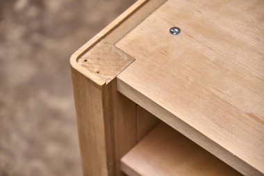 Çekmeceli göğüs inşaat süreci. Ahşap mobilya üretim süreci. Mobilya imalatı. Close