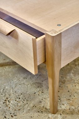 Masif ahşap komünyon yapım işlemi. Ahşap mobilya üretim süreci. Mobilya imalatı. Close