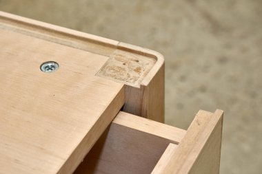 Masif ahşap komünyon yapım işlemi. Ahşap mobilya üretim süreci. Mobilya imalatı. Close