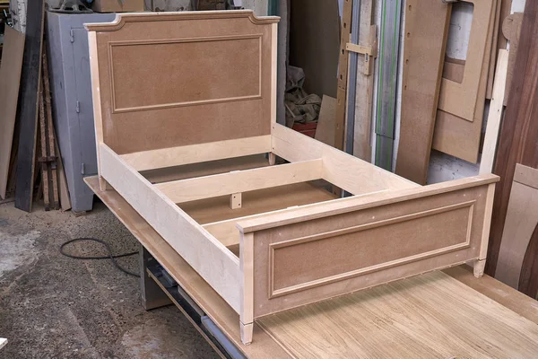Proces budowania łóżka. Proces produkcji mebli drewnianych. Produkcja mebli. — Zdjęcie stockowe