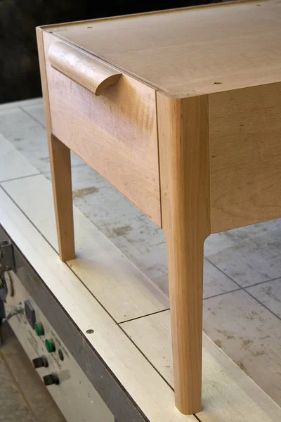 Nachttischbau aus Massivholz. Herstellung von Holzmöbeln. Möbelherstellung. Nahaufnahme — Stockfoto