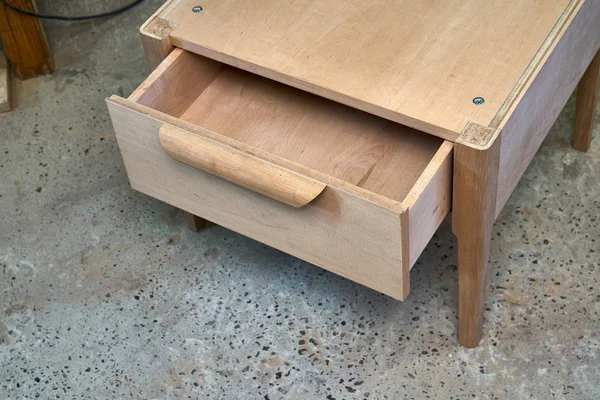 Nachttischbau aus Massivholz. Herstellung von Holzmöbeln. Möbelherstellung. Nahaufnahme — Stockfoto