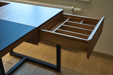 Ofiste ahşap masa açık çekmece