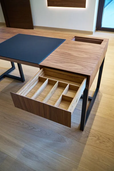 Ανοιχτό συρτάρι από ξύλινο τραπέζι στο γραφείο — Φωτογραφία Αρχείου