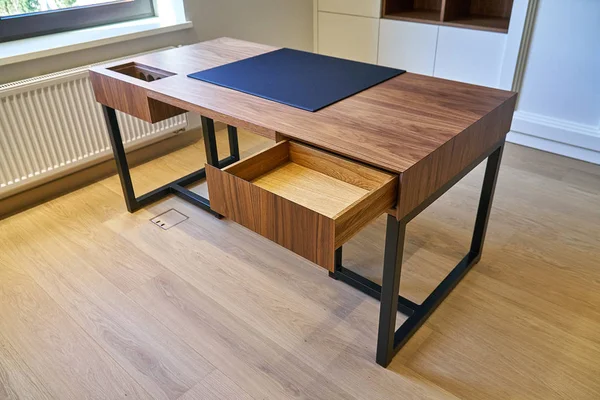 现代办公用木桌设计 — 图库照片