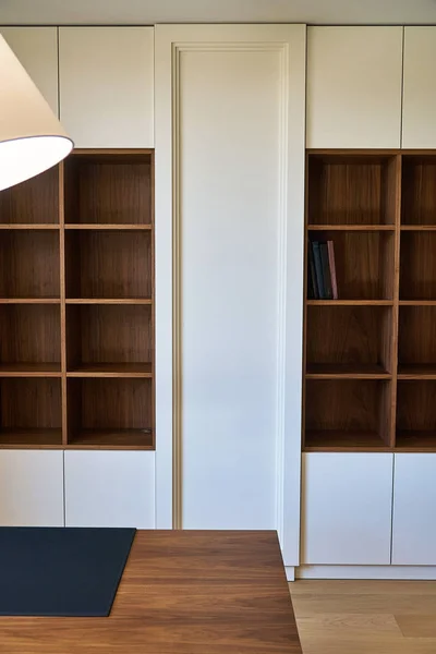 Design de estante de madeira para escritório moderno — Fotografia de Stock