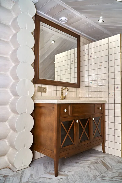 Lüks banyoda akrilik tezgah ve ahşap ayna çerçeve ile Banyo makyaj kabine. Country stili