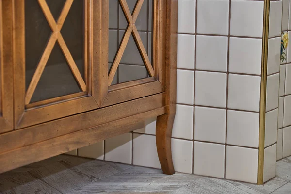 Ванная комната тщеславие шкаф с акриловой столешницей в роскошной ванной комнате. В стиле кантри. Мебель — стоковое фото