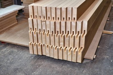 Doğrama. Ahşap kapı üretim süreci. Yığılmış kapı yaprağı elemanları. Mobilya imalatı.