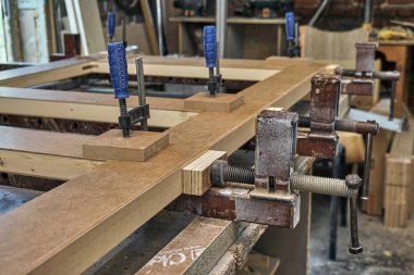 Doğrama. Ahşap kapı üretim süreci. Kapı yaprağını bağlama ve yapıştırma. Mobilya imalatı.