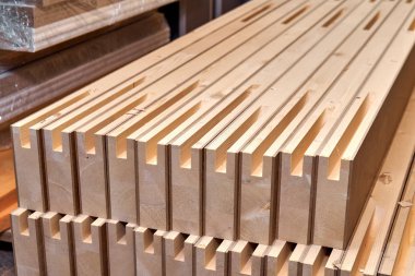 Doğrama. Ahşap kapı üretim süreci. Yığılmış kapı yaprağı elemanları. Mobilya imalatı.