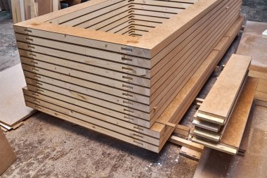 Doğrama. Ahşap kapı üretim süreci. Yığılmış kapı yaprakları. Mobilya imalatı.