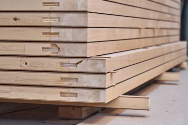 Doğrama. Ahşap kapı üretim süreci. Yığılmış kapı yaprakları. Mobilya imalatı.