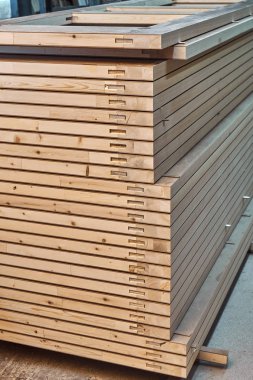 Doğrama. Ahşap kapı üretim süreci. Yığılmış kapı yaprakları. Mobilya imalatı.