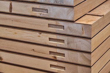 Doğrama. Ahşap kapı üretim süreci. Yığılmış kapı yaprakları. Mobilya imalatı.