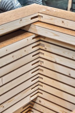 Doğrama. Ahşap kapı üretim süreci. Yığılmış kapı yaprakları. Mobilya imalatı.