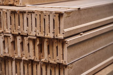 Doğrama. Ahşap kapı üretim süreci. Yığılmış kapı architraves. Mobilya imalatı.