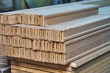 Doğrama. Ahşap kapı üretim süreci. Yığılmış kapı architraves. Mobilya imalatı.