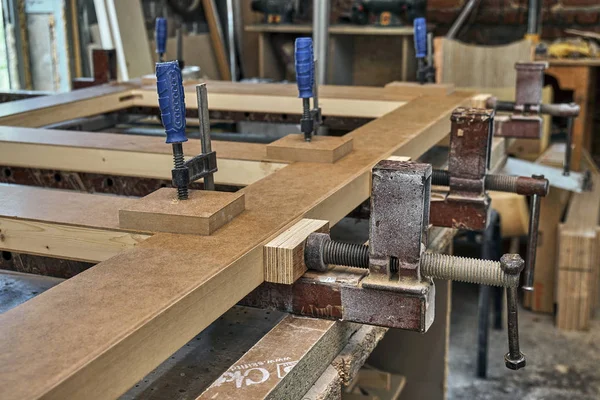 La carpintería. Proceso de fabricación de puertas de madera. Sujeción y pegado de la hoja de la puerta. Fabricación de muebles . —  Fotos de Stock