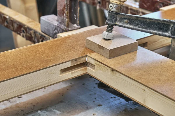 Schreinerei. Herstellungsprozess von Holztüren. Klemmen und Kleben von Türflügeln. Möbelherstellung. — Stockfoto
