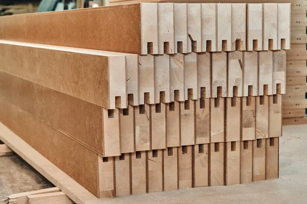 La carpintería. Proceso de fabricación de puertas de madera. Elementos apilados de hojas de puerta. Fabricación de muebles . — Foto de Stock