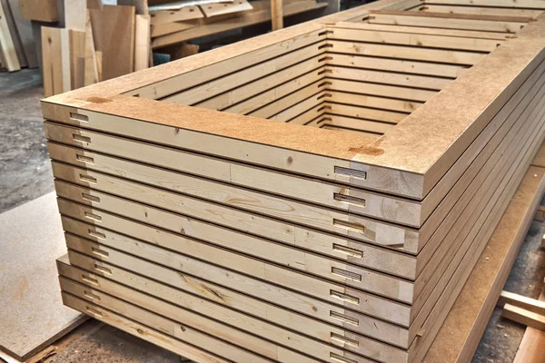 La carpintería. Proceso de fabricación de puertas de madera. Hojas de la puerta apiladas. Fabricación de muebles . — Foto de Stock