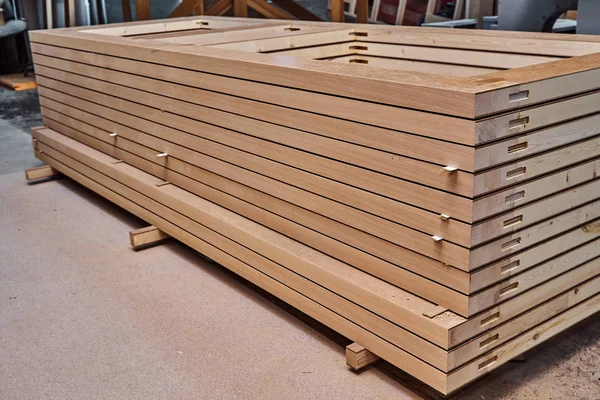 Schreinerei. Herstellungsprozess von Holztüren. Türblätter gestapelt. Möbelherstellung. — Stockfoto