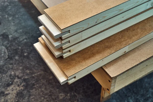 Uma marcenaria. Processo de fabricação de porta de madeira. elementos de folha de porta empilhados. Fabricação de mobiliário . — Fotografia de Stock